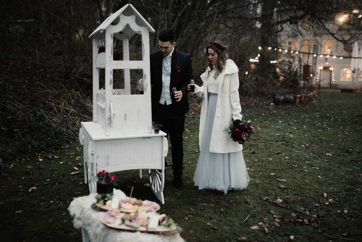 Winter Styled Shooting Muenchen Beerentoene Rauchblau 69