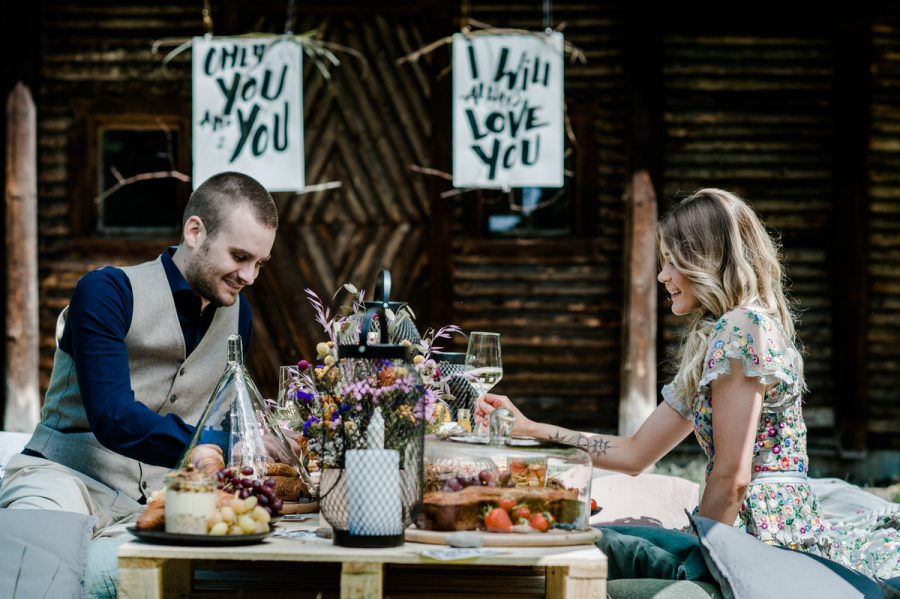 Braut trägt Bunt Sommerinspiration für Hochzeit im Freien 1