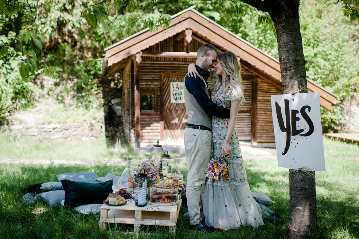 Braut trägt Bunt Sommerinspiration für Hochzeit im Freien 27