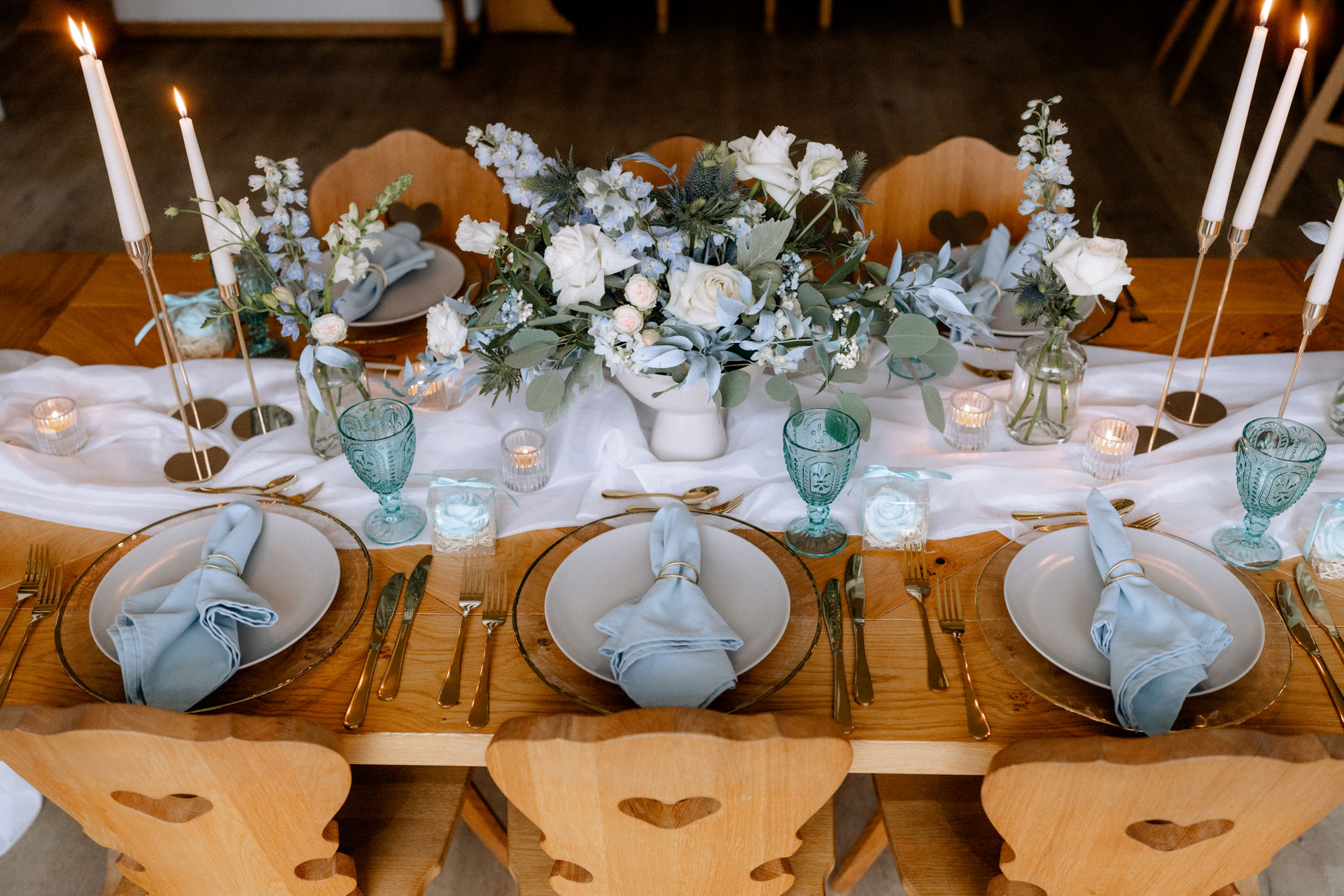 Bavarian Love Trachtenhochzeit Tischdeko Himmelblau und Weiß