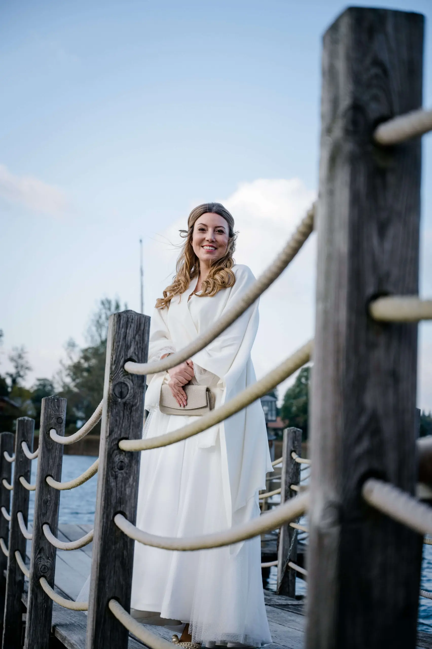Winterhochzeit am Tegernsee Fährhütte Braut auf dem Steg
