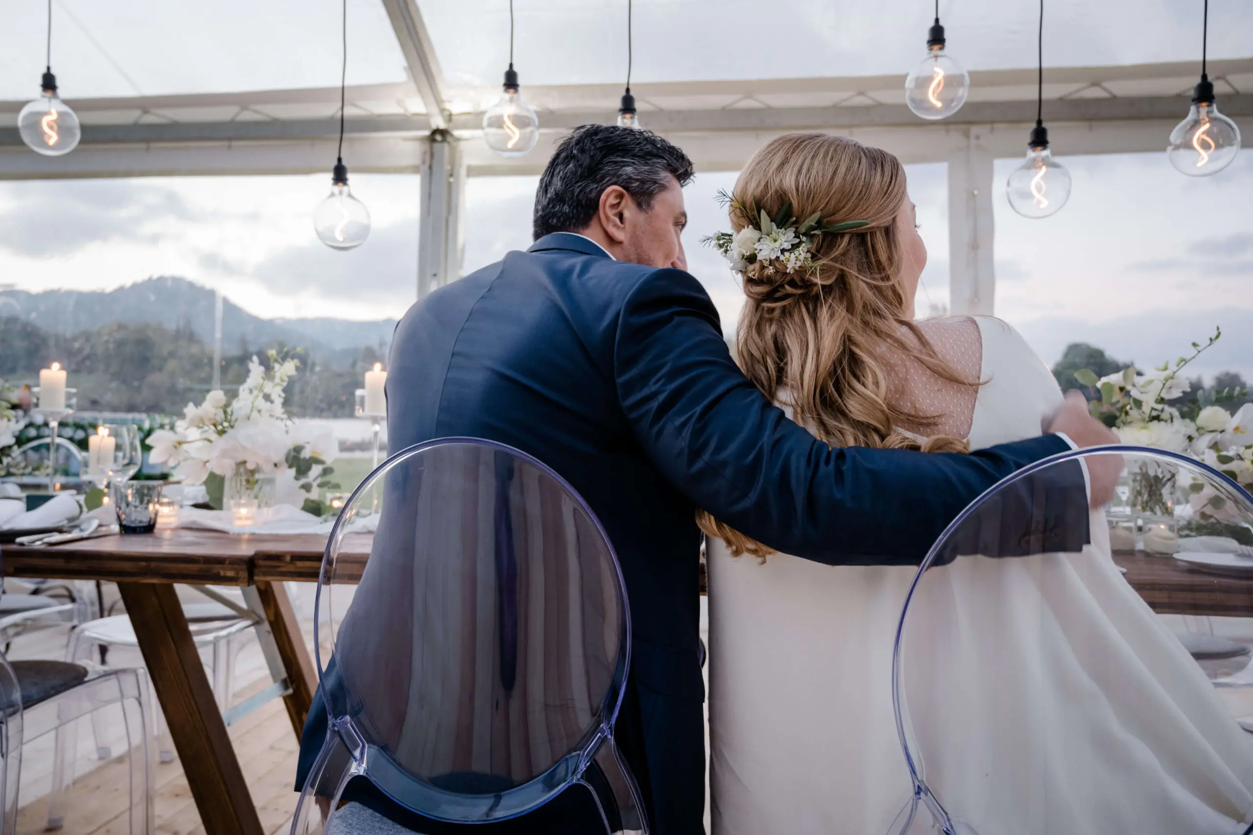 Winterhochzeit am Tegernsee Fährhütte Brautpaar am Tisch