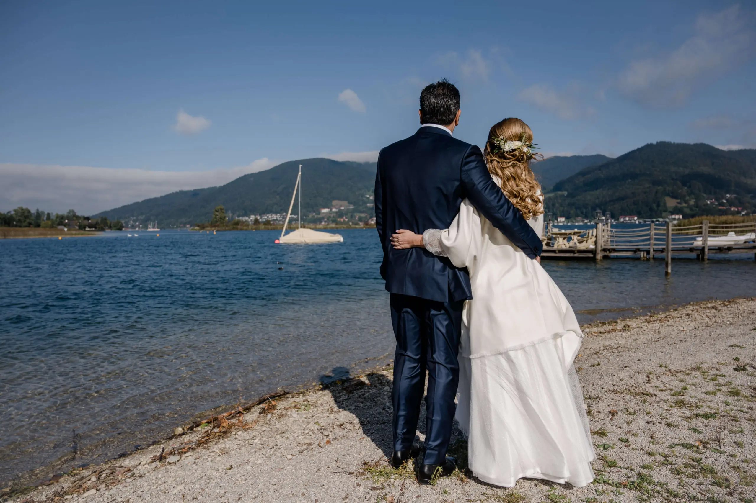 Winterhochzeit am Tegernsee Fährhütte Brautpaar Blick auf den See