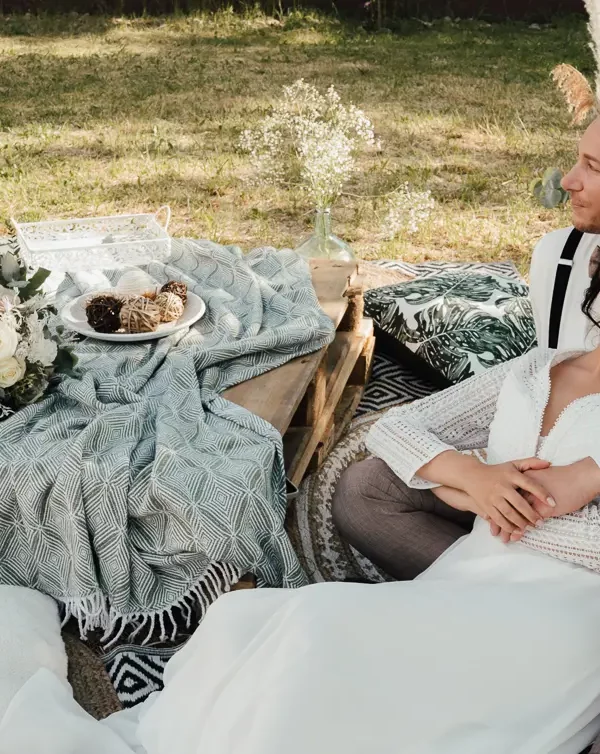 Boho Sommerhochzeit Outdoor Styled Shooting Gärtnerei im Altmühltal - Brautpaar