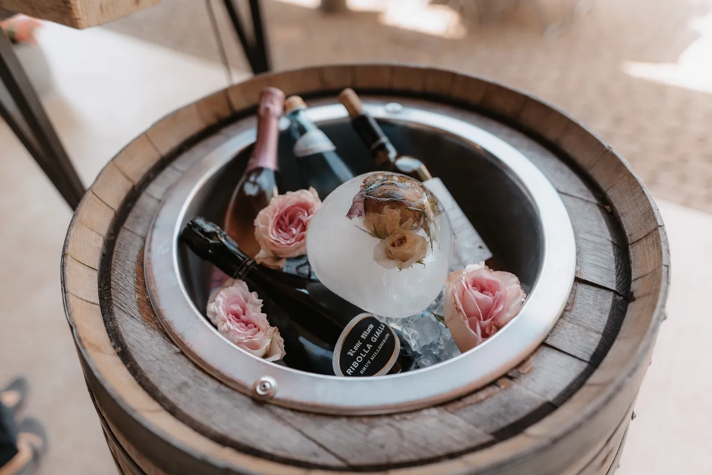 Italienischer Sekt Ribolla Gialla Brut und Champagner im Weinfass-Kühler mit Rosen – Aperitif-Detail im Hof Nr. 6