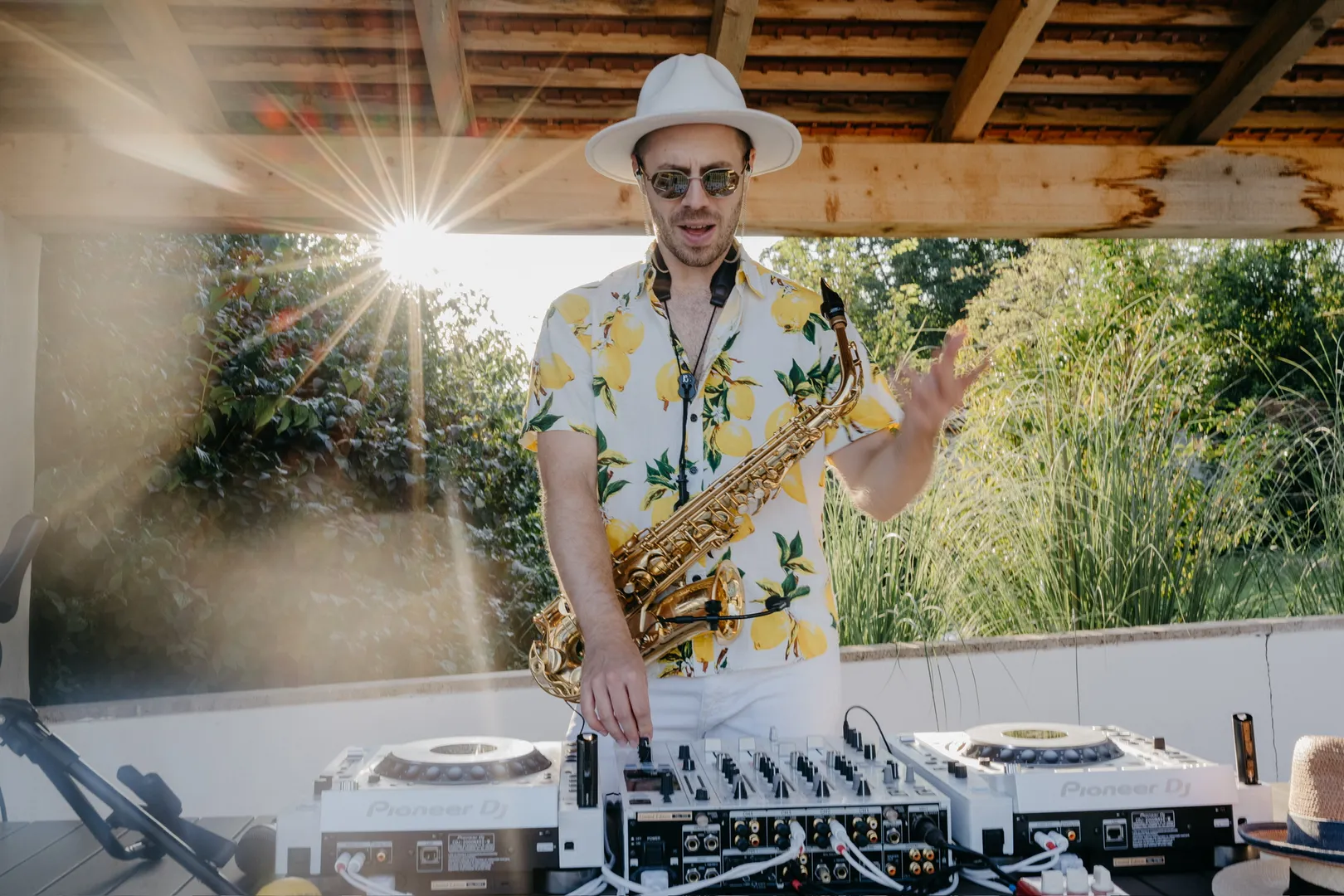 Sommerhochzeit im Freien: Wann die Party nach drinnen zieht — Teaser