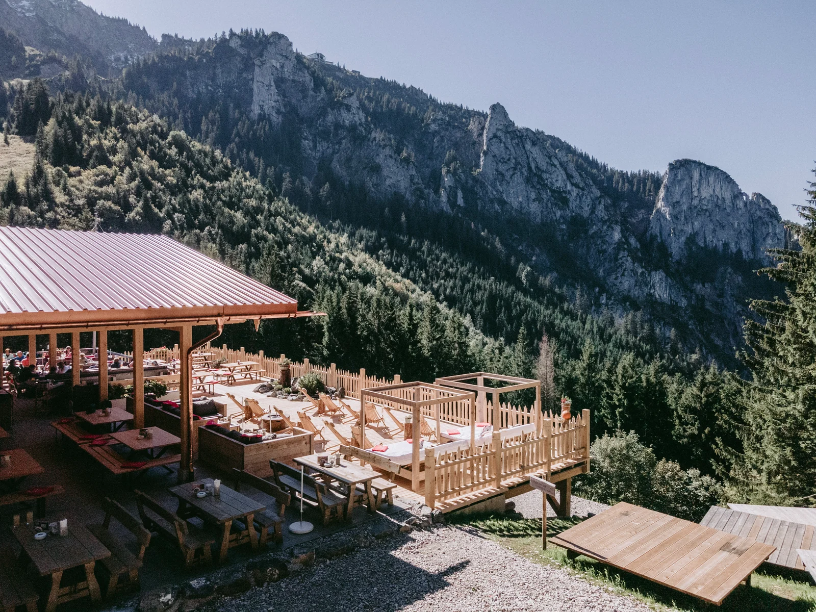 Luftaufnahme der Edelsberghütte auf einer Bergwiese im Abendlicht mit Allgäuer Bergpanorama