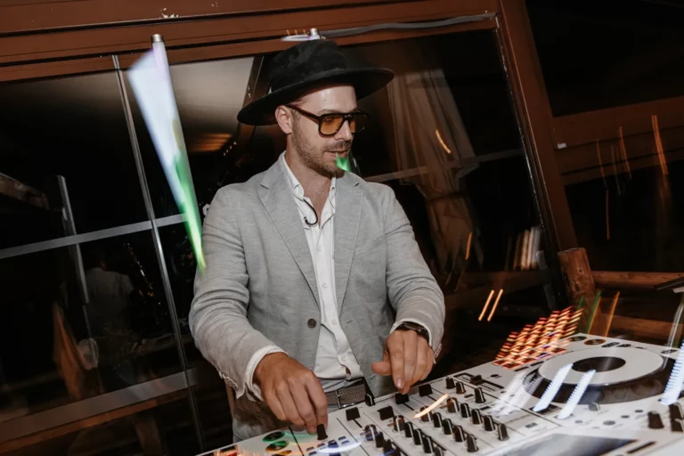 DJ-Anfrage stellen: Diese Infos braucht jedes Angebot — Teaser