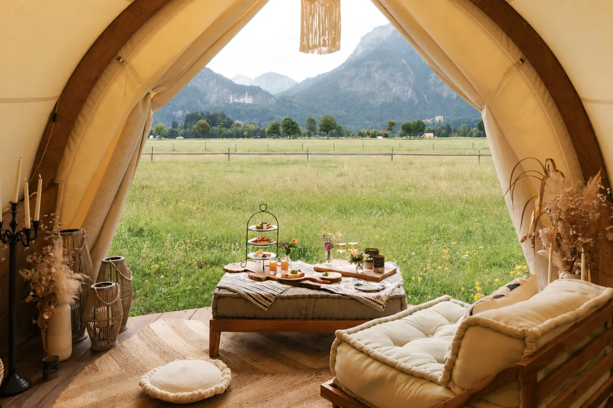 Frühstück im Zelt mit Blick auf Schloss Neuschwanstein im Hotel Das Rübezahl in Schwangau